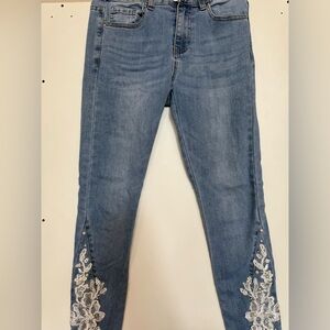 Elegant Blue Cropped Jeans with White Floral Embroidery